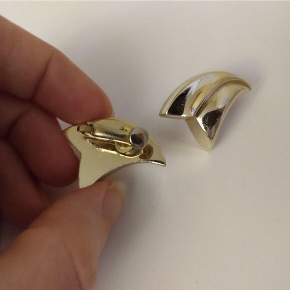 Coro Vintage‎  shimmering gold clip on earrings - Picture 2 of 4